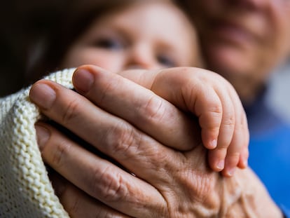 Los niños de finales de siglo conocerán y compartirán varios años con todos sus abuelos y la mayoría de sus bisabuelos. En la imagen, una abuela alemana sostiene la mano de su nieto.