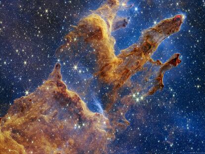 Una imagen de estrellas en formación, conocida como Los Pilares de la Creación, captada por el telescopio James Webb.