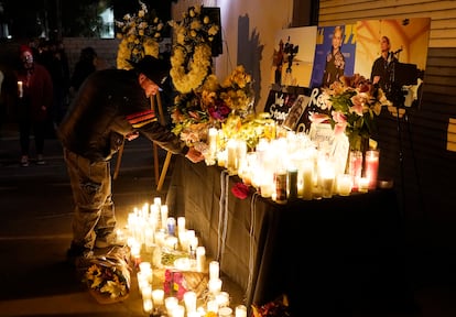 Un hombre enciende una vela durante una vigilia en recuerdo a Halyna Hutchins, el sábado por la noche en Burbank, California.