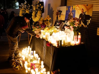 Un hombre enciende una vela durante una vigilia en recuerdo a Halyna Hutchins, el sábado por la noche en Burbank, California.