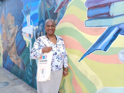 Susan Matute Charún frente al murales de Frodowan en Perú.