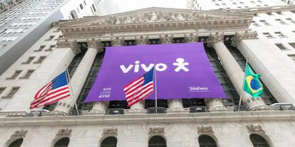 Logotipo de Vivo, marca comercial de Telefónica Brasil, en la sede del NYSE.