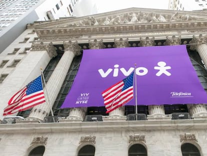 Logotipo de Vivo, marca comercial de Telefónica Brasil, en la sede del NYSE.