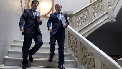 El consejero de Hacienda, Juan Carlos Moragues, a la derecha, acompañado por el portavoz del Consell, José Ciscar.