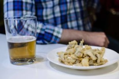 Caña y tapa en el bar Los Diamantes, en Granada.