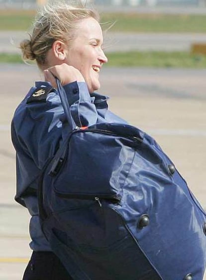 Faye Turney aterriza en el aeropuerto londinense de Heathrow el pasado jueves después de haber sido liberada por Irán.