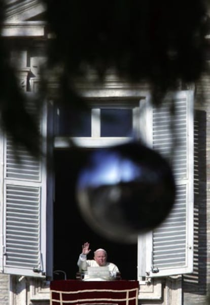 Juan Pablo II ha ofrecido como cada primero de año la bendición <i>urbi et orbe</i> desde la ventana del Vaticano. Palabras de lamento para la tragedia del sureste asiático y llamamientos a la paz y la concordia han centrado el mensaje del pontífice, que ha tenido cierta dificultad para leer el mensaje por un catarro.