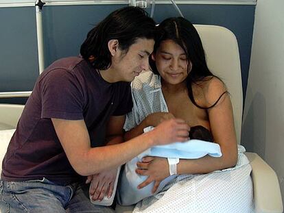 Edgar Mejía y Lucía Caisa, con su primer hijo, Dylan, ayer en un hospital madrileño.
