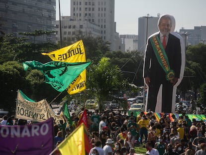 Boneco com a imagem do ex-presidente Lula levado em protesto contra Bolsonaro no Rio, em 29 de maio.