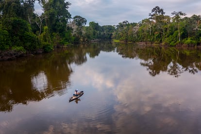 Luis Ferreira pesca en un lago ubicado en el río Amazonas.