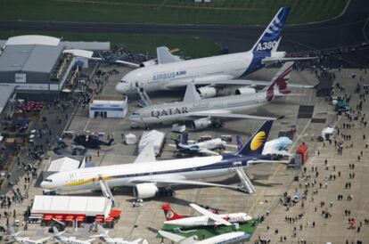 Dos aviones de Airbus (los dos superiores) y uno de Boeing, en el Salón Internacional Aeronáutico y del Espacio de París.