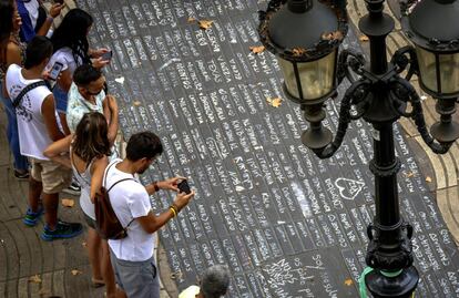 Muestras de condolencia a las víctimas del atentado de la Rambla al día siguiente por miles de personas que acudieron al lugar de los hechos. En una de las pintadas del suelo puede leerse: "Soy musulmán. Os pido perdón. No todos somos iguales".