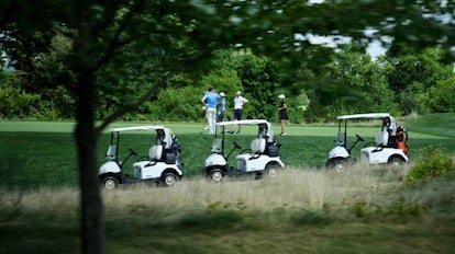 Aficionados jugando al golf en el club de Donald Trump en Bedminster