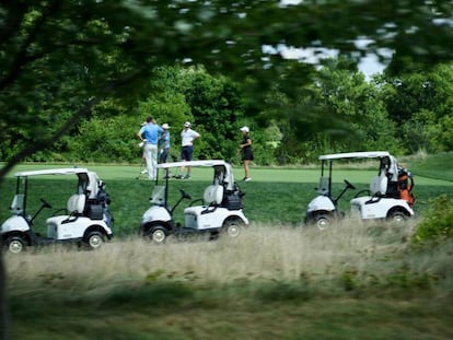 Aficionados jugando al golf en el club de Donald Trump en Bedminster