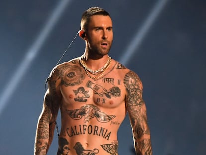 Adam Levine, de Maroon 5, durante su actuación en el intermedio de la Super Bowl 2019 en Atlanta, Georgia, en su pose más característica: sin camiseta.