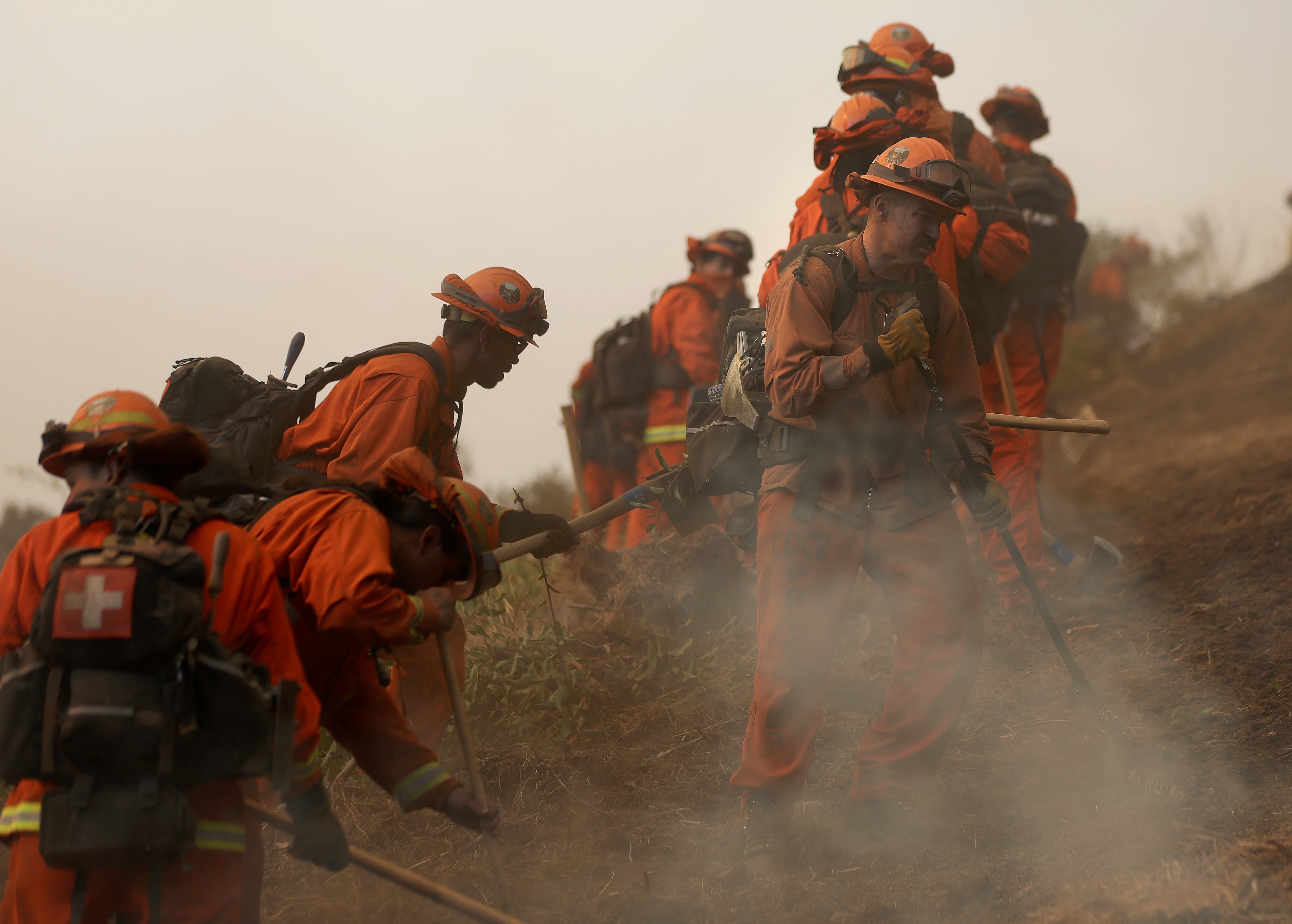 Los presos bomberos apagan los incendios de Los Ángeles por 27 dólares al día: ¿posibilidad laboral y de redención o explotación?