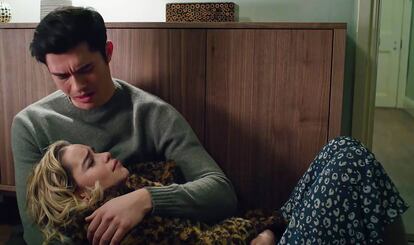 Emilia Clarke y Henry Golding, protagonistas de 'Last christmas' en una escena del trailer de la película, que ha recibido críticas por dar a conocer fácilmente el giro final de la trama.