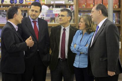 De izquierda a derecha, Carlos Bravo, Antonio González, Cayetano López, Berna G. Harbour y Javier García Breva, ayer en CaixaForum, en Madrid.