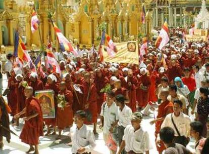 Monjes budistas se manifiestan en las calles de Yangon, en una imagen facilitada por la ONG Voz Democrática de Birmania.