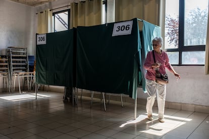 Una mujer sale de una casilla de votación en Santiago, Chile, en diciembre de 2023.