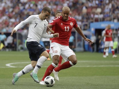 Antoine Griezmann domina el balón ante el danés Mathias Jorgensen. 