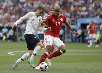 Antoine Griezmann domina el balón ante el danés Mathias Jorgensen. 