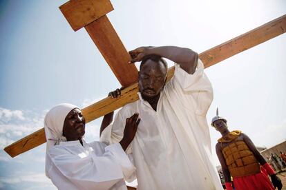 Dos actores interpretan a Jesucristo y a la virgen María durante la procesión del Viernes Santo, en Juba (Sudán del Sur).