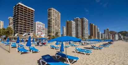 Sombrillas y tumbonas en la Playa de Levante de Benidorm durante el Día Mundial del Turismo 2020, en Benidorm, Alicante.