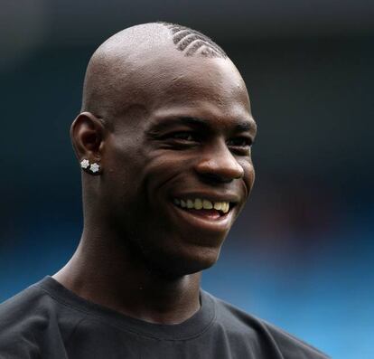 De un tiempo a esta parte, el futbolista italiano Mario Balotelli es más famoso por las polémicas que genera que por su rendimiento en los campos de fútbol. En su día ya fue expulsado de su apartamento debido a las quejas de los vecinos por los molestos ruidos obscenos que se escuchaban a través de sus paredes. En 2011 estalló el escándalo: el rotativo británico 'The Sun' publicó unas fotos del delantero saliendo de un hotel con la actriz de cine para adultos Holly Henderson, mientras la novia de Balotelli estaba trabajando. En abril de 2017 estalló un nuevo escándalo cuando otra actriz porno, Katja Krasavice, publicó en su Instagram los mensajes que intercambió con Balotelli después de que éste contactara con ella.