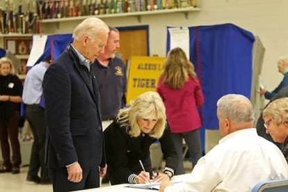 El vicepresident Joe Biden mira mentre la seva dona, Jill Biden, signa el registre de votants abans d'exercir el seu dret a vot, a l'escola DuPont de Wilmington.