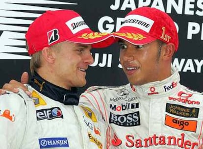 Heikki Kovalainen y Lewis Hamilton, en el podio del Gran Premio de Japón de este año.