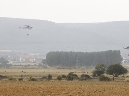 Dos helicópteros transportaban agua el sábado hasta el incendio de la sierra de la Culebra, en el municipio de Ferreras de Abajo (Zamora).