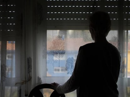 La mujer a la que la Xunta dejó sin ingresos, en el piso de Ferrol del que será desahuciada.