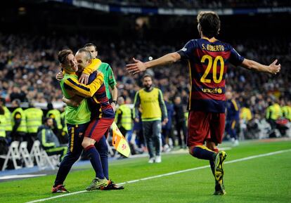 Andrés Iniesta i Messi celebren el tercer gol del Barça.