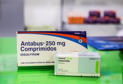 Cajas de dos medicamentos utilizados para dejar de beber, Antabus y Lioresal, en una farmacia de Madrid.
