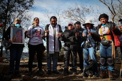 Palmeros, de 42 años, fue la responsable de trazar el plano de búsqueda en el sitio del Ajusco de difícil acceso, donde los restos de su hija fueron localizados el pasado noviembre. En la imagen, miembros del colectivo ‘Una luz en el camino’ acompañan a Palmeros en una oración.