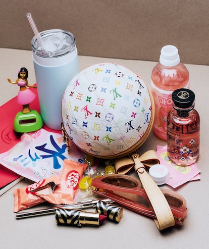 Koro Koro Clutch y fragancia Attrape-Rêves, ambos de la colección Louis Vuitton x Murakami, y gafas de sol en acetato, todo de LOUIS VUITTON. Y barra de labios Phyto-Rouge Velvet de SISLEY.
