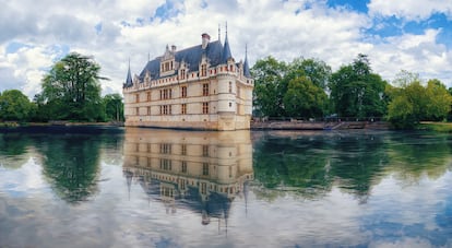 El Castillo de Azay-le-Rideau, en el departamento de Indre-et-Loire, Francia.