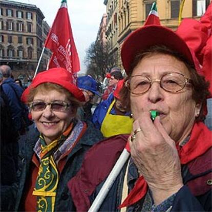 Dos jubiladas protestan en Roma contra la reforma de las pensiones.