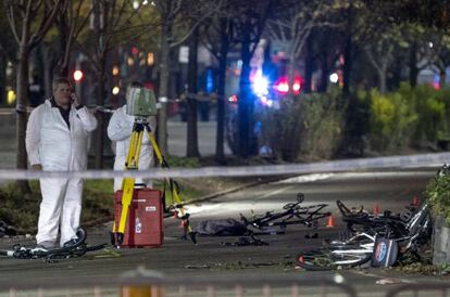 Agentes de la Policía investigan la escena del crimen, en donde quedaron varias bicicletas destrozadas luego de que un criminal atropellara a transeúntes en un carril bici en Nueva York.