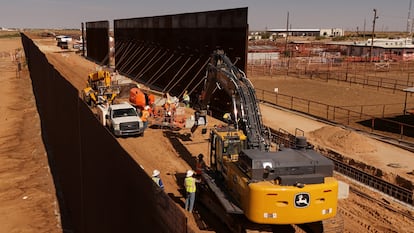 Trabajadores instalan de una nueva sección del muro en la frontera entre Estados Unidos y México, este 16 de julio en Santa Teresa, Nuevo México.