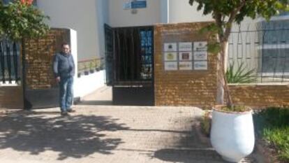 Javier, responsable del proyecto de menores en Alianza por la Solidaridad, en la entrada del centro de acogida.