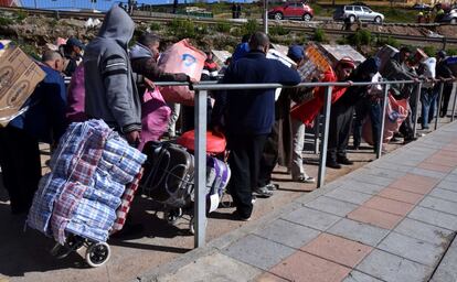 Los porteadores se ven obligados a soportar largas colas, tanto a la entrada a Ceuta, como en la salida hacia Marruecos.