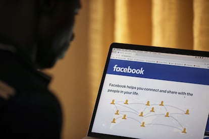 Una persona usa Facebook en Abuja, Nigeria, en marzo de 2020.