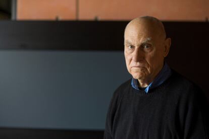 Richard Serra (San Francisco, 2 de noviembre de 1939) estudió Literatura en la Universidad de Berkeley. Posteriormente estudió Arte en la Universidad de Yale. Mientras vivía en la costa oeste, trabajó en una acerería, actividad que influyó en su trabajo. El escultor ha visto recompensada su obra con el Premio Príncipe de Asturias.