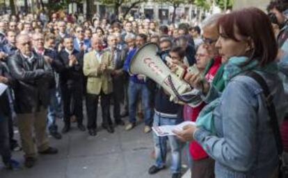 La presidenta del comité de empresa del periódico El Correo de Andalucía, decano de la prensa de Sevilla, Iria Comesaña (d), se dirige a los trabajadores, que han comenzado cinco días de huelga, y a las cerca de trescientas personas, en su mayoría periodistas, concentradas hoy frente al Ayuntamiento sevillano en demanda de la pervivencia de este periódico.