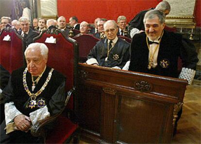 Cándido Conde-Pumpido (primero por la derecha), en su toma de posesión como fiscal general del Estado.