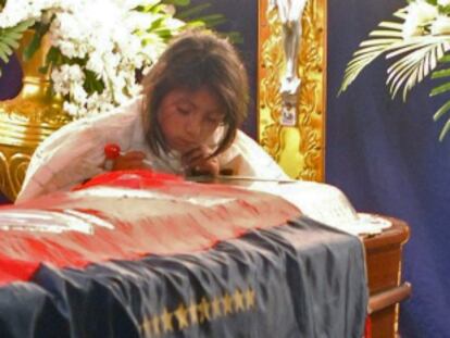 El atentado de Barajas deja malherida la negociación. El féretro con el cadáver del ecuatoriano Carlos Alonso Palate, uno de los dos fallecidos en el atentado de ETA contra la T-4 de Barajas, el 30 de diciembre de 2006, fue trasladado en un avión de la Fuerza Aérea Española a Ecuador y velado por sus familiares en la localidad de Picaihua.