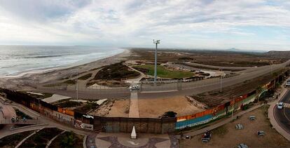 Vista aérea de la frontera entre México y Estados Unidos desde Tijuana.