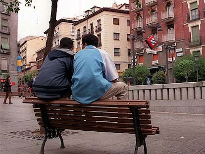 Dos jóvenes magrebíes, en la madrileña plaza de Lavapiés.